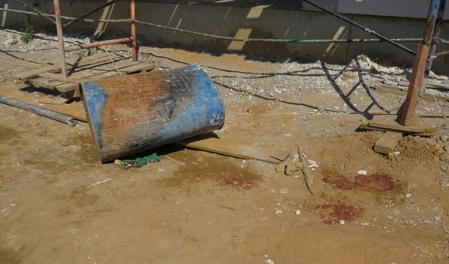 В Лиде на штукатура с высоты упала 200-литровая металлическая бочка