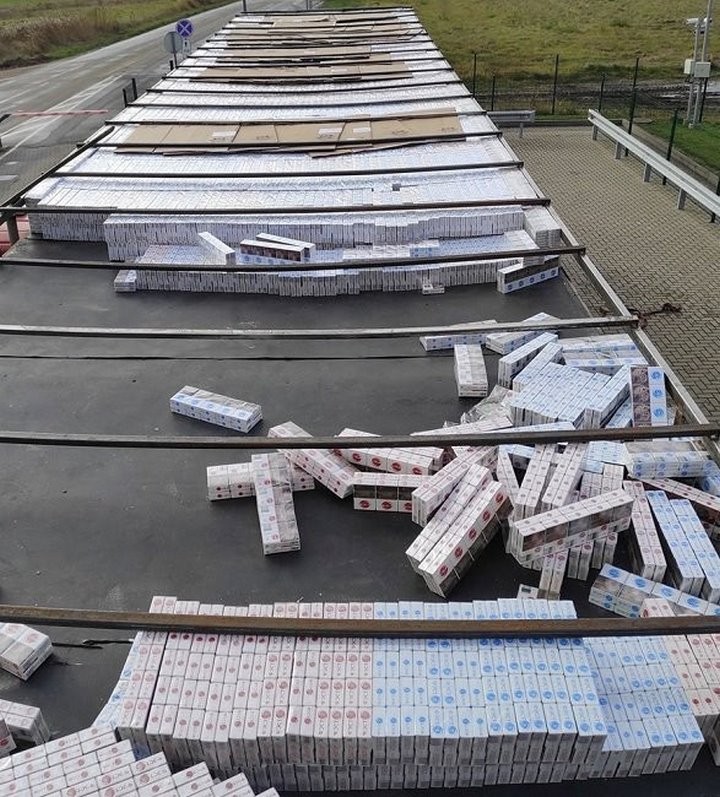 В Литве в двух «пустых» фурах из Беларуси нашли сигареты более чем на 830 000 евро