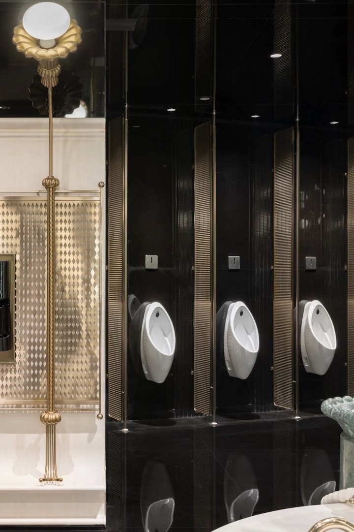 В Китае открыли самый красивый общественный туалет в мире. Вы будете поражены этой роскошью!