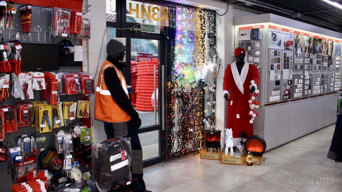 Готовиться к Новому году выгоднее уже сейчас. Гирлянды, декоративные камины, светомузыка и другие товары по отличным ценам в магазине «Вся электрика» на Пушкинской