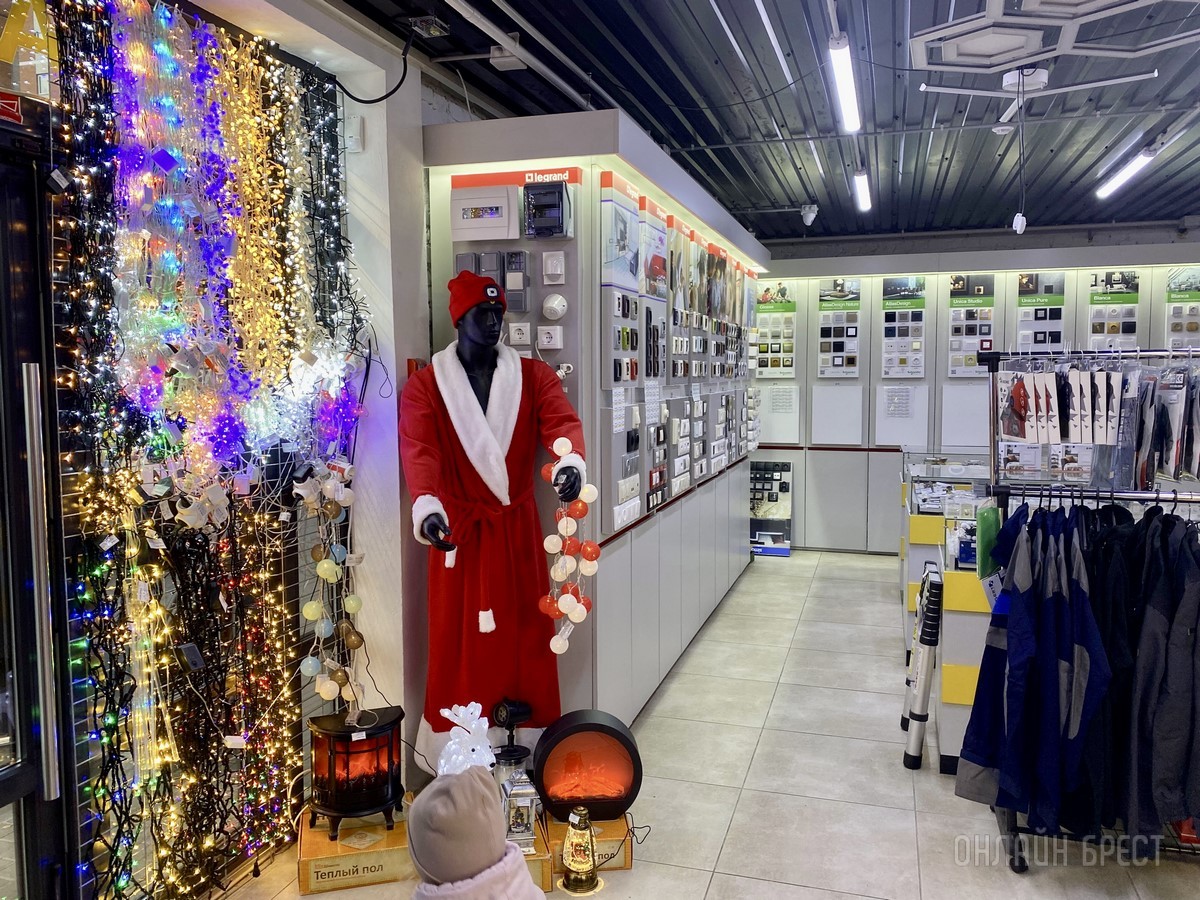 Готовиться к Новому году выгоднее уже сейчас. Гирлянды, декоративные камины, светомузыка и другие товары по отличным ценам в магазине «Вся электрика» на Пушкинской