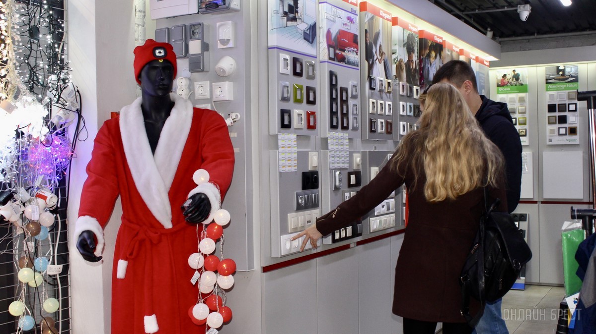 Готовиться к Новому году выгоднее уже сейчас. Гирлянды, декоративные камины, светомузыка и другие товары по отличным ценам в магазине «Вся электрика» на Пушкинской