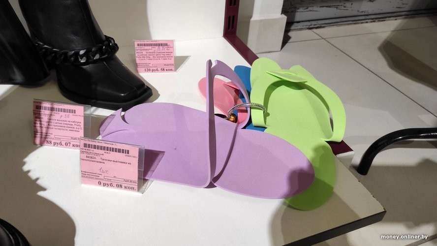 Посмотрите, как выглядят тапки за 16 копеек. Сколько шагов в них можно пройти?