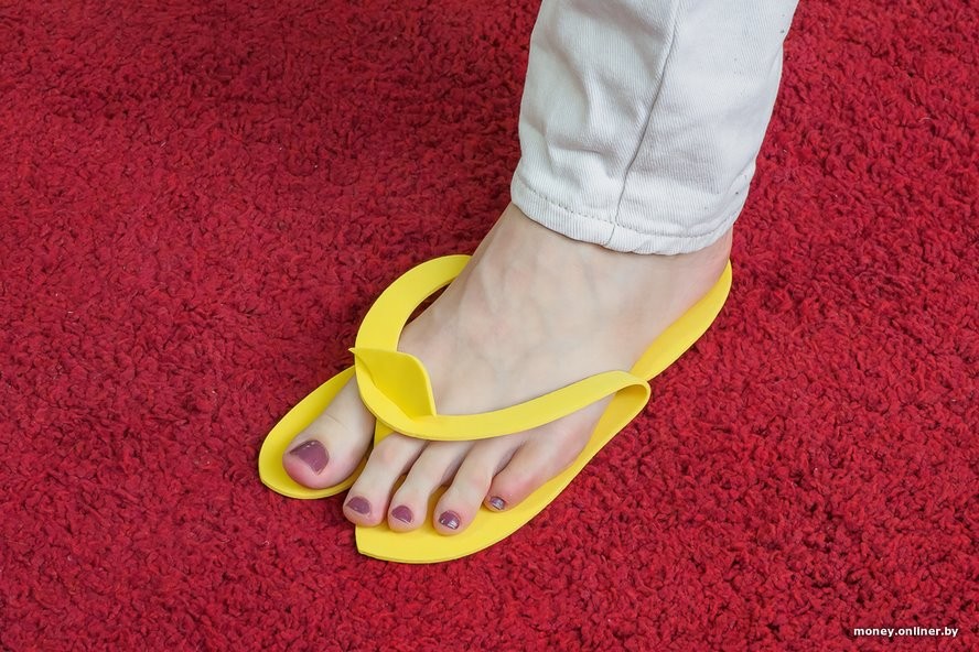 Посмотрите, как выглядят тапки за 16 копеек. Сколько шагов в них можно пройти?