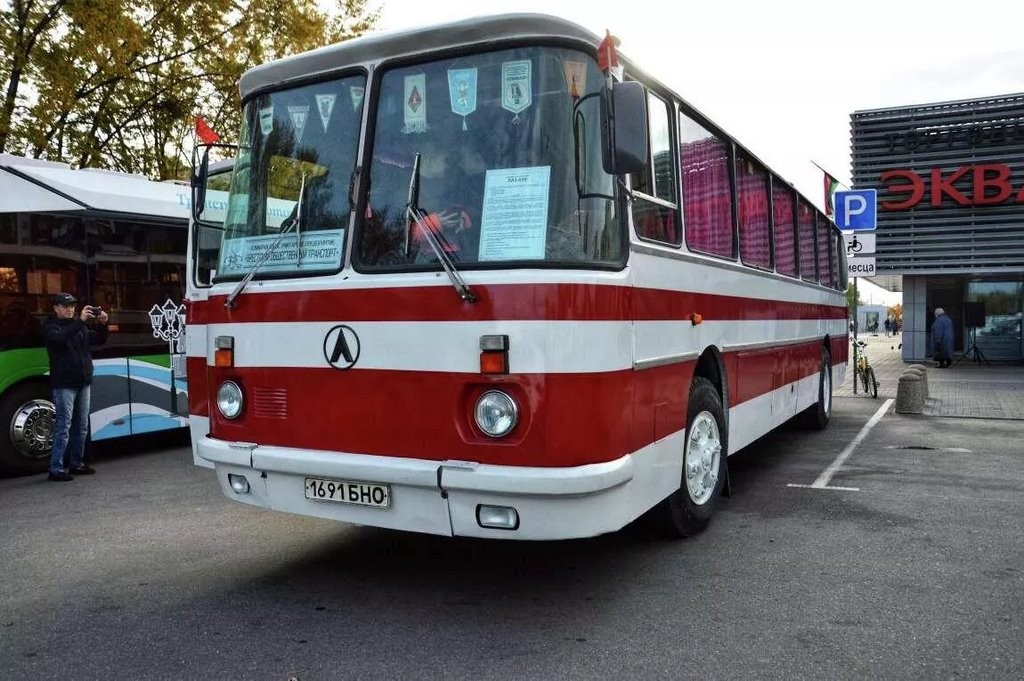 Житель Бреста рассказал, как восстанавливает пассажирский автобус времен СССР