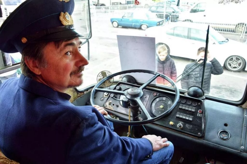 Житель Бреста рассказал, как восстанавливает пассажирский автобус времен СССР