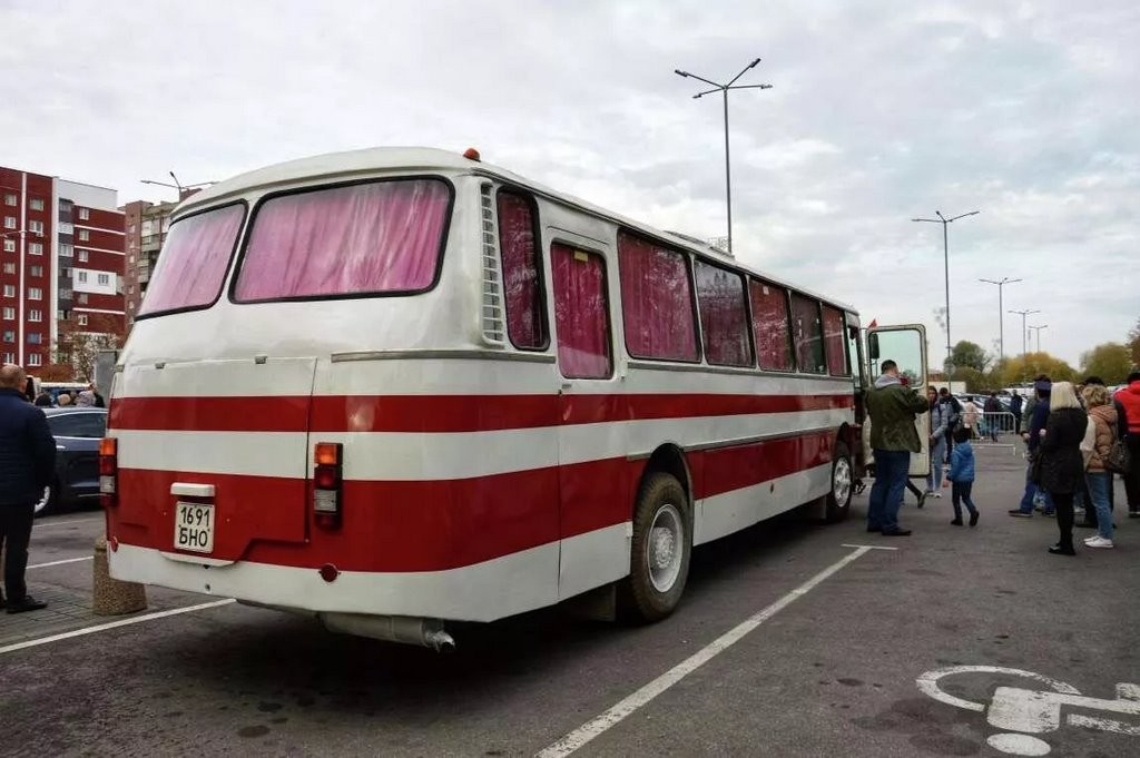 Житель Бреста рассказал, как восстанавливает пассажирский автобус времен СССР