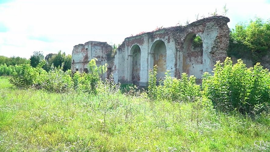 В Бресте в руинах бернардинского монастыря до сих пор слышат пение монахов. Вот что там происходило 400 лет назад