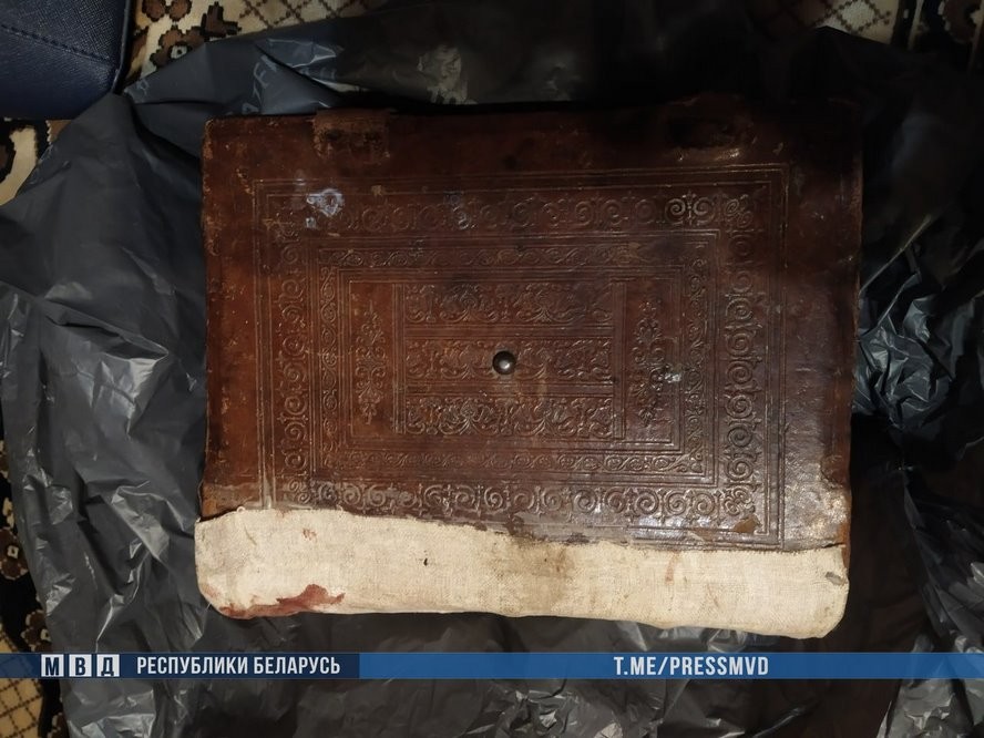 Белорус хранил дома Библию 1780 года. Естественно, нашелся тот, кто захотел «приделать ей ноги»
