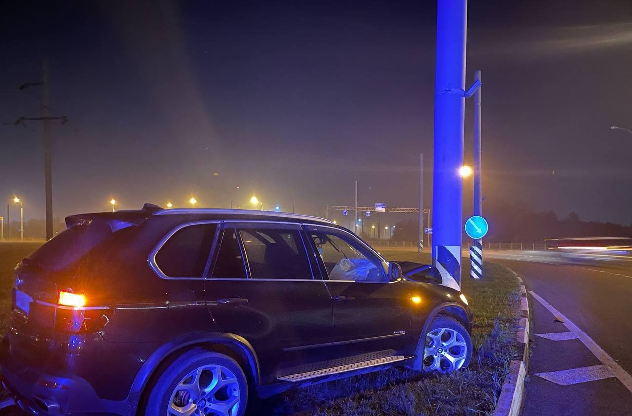Сегодня в Бресте пьяный водитель BMW совершил наезд на металлическую опору.