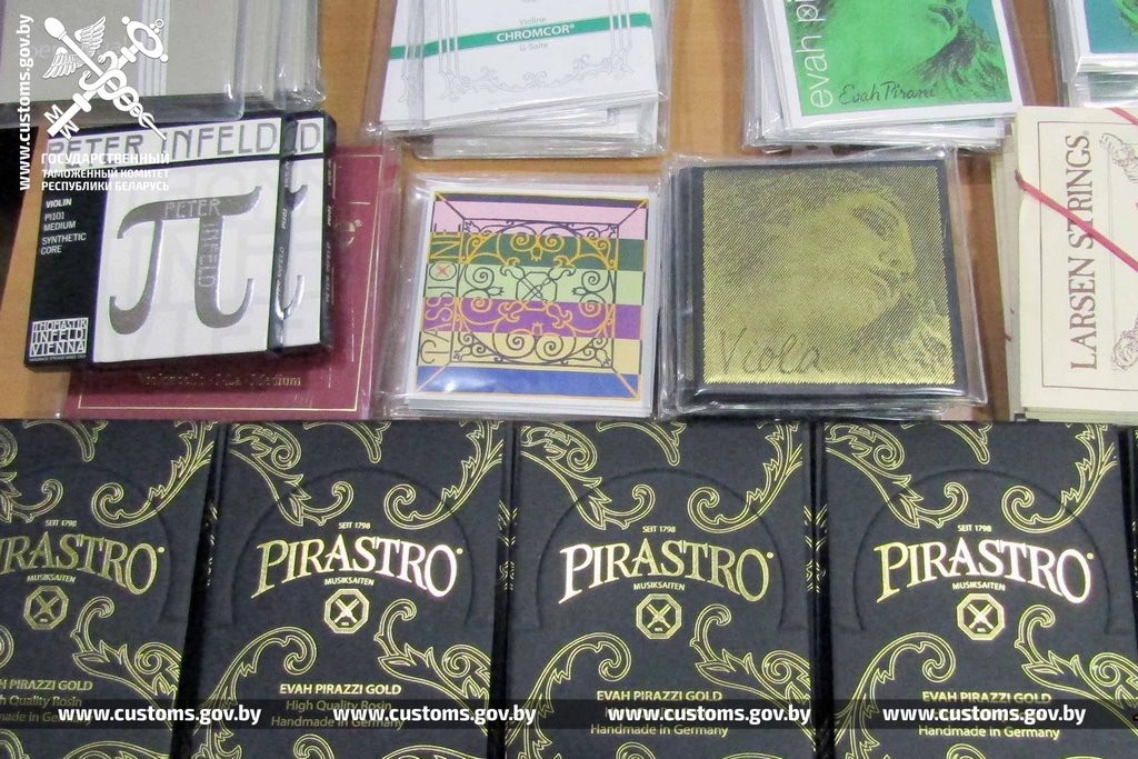 Таможенники нашли у водителя автобуса струны на сумму 50 тысяч рублей