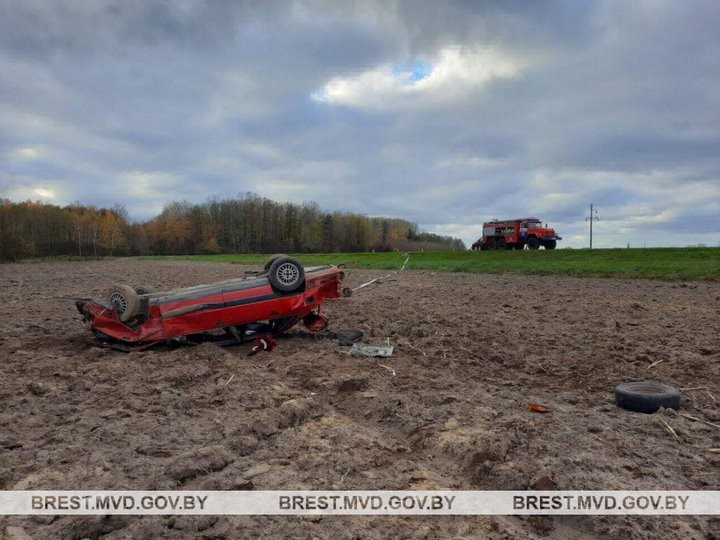 В Брестской области автомобиль вылетел на поле и перевернулся 