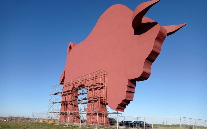 В Брестской области приступили к ремонту скульптуры зубра у трассы М1