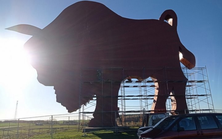 В Брестской области приступили к ремонту скульптуры зубра у трассы М1