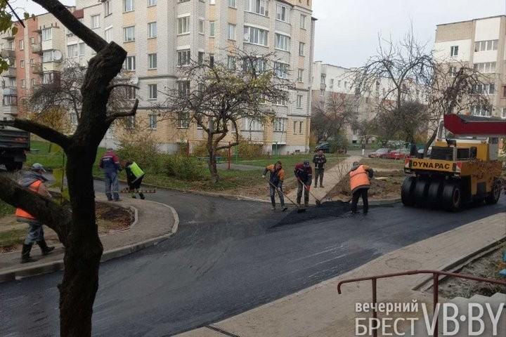 В Бресте во дворах на Янки Купалы появляется долгожданный асфальт
