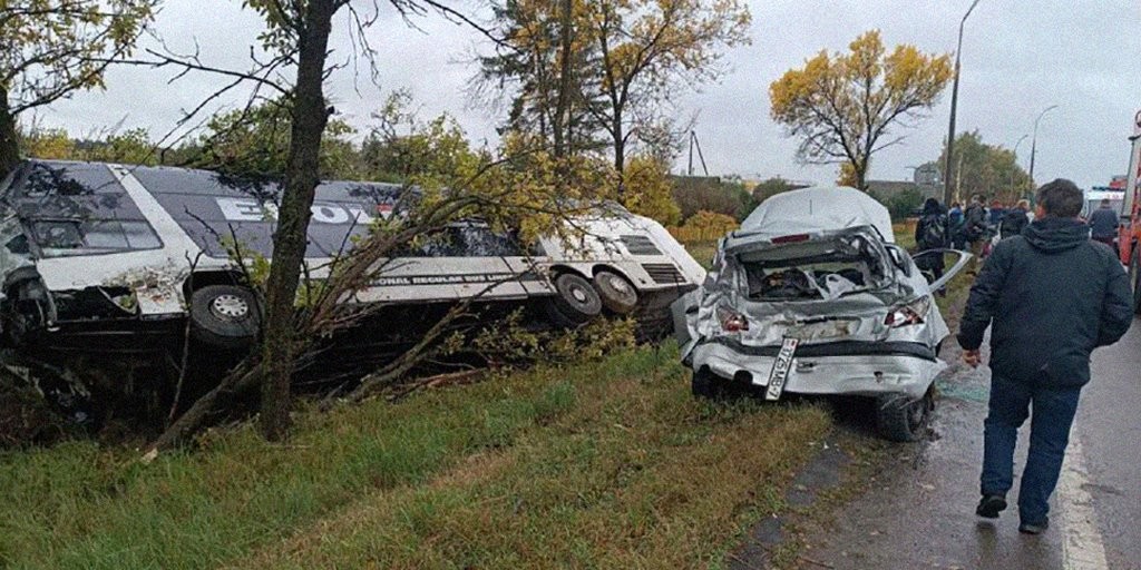 Массовая авария на трассе Р1: пассажирский автобус в кювете, по меньшей мере 15 человек пострадало