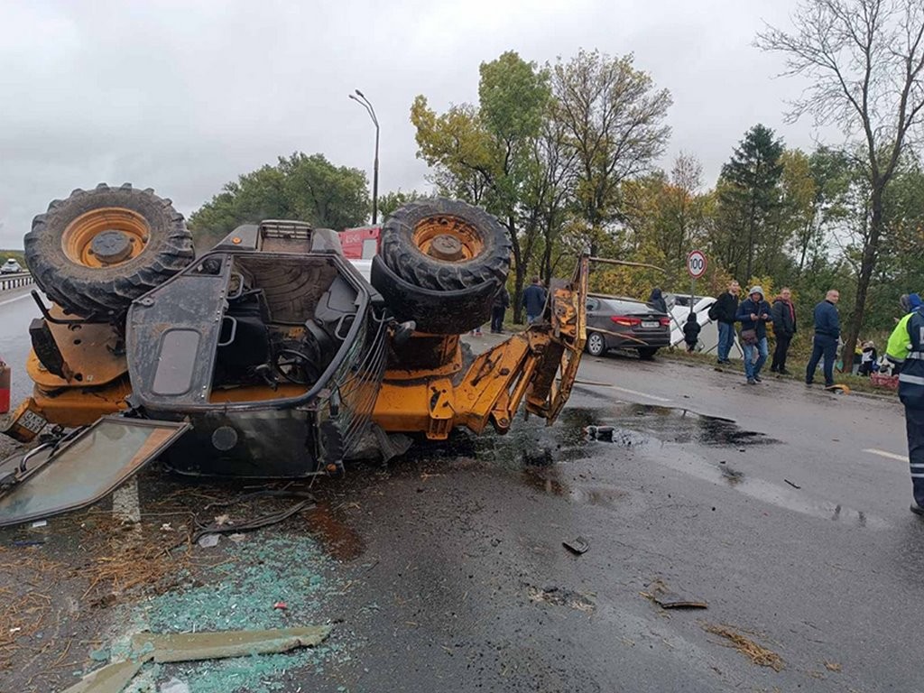 Массовая авария на трассе Р1: пассажирский автобус в кювете, по меньшей мере 15 человек пострадало