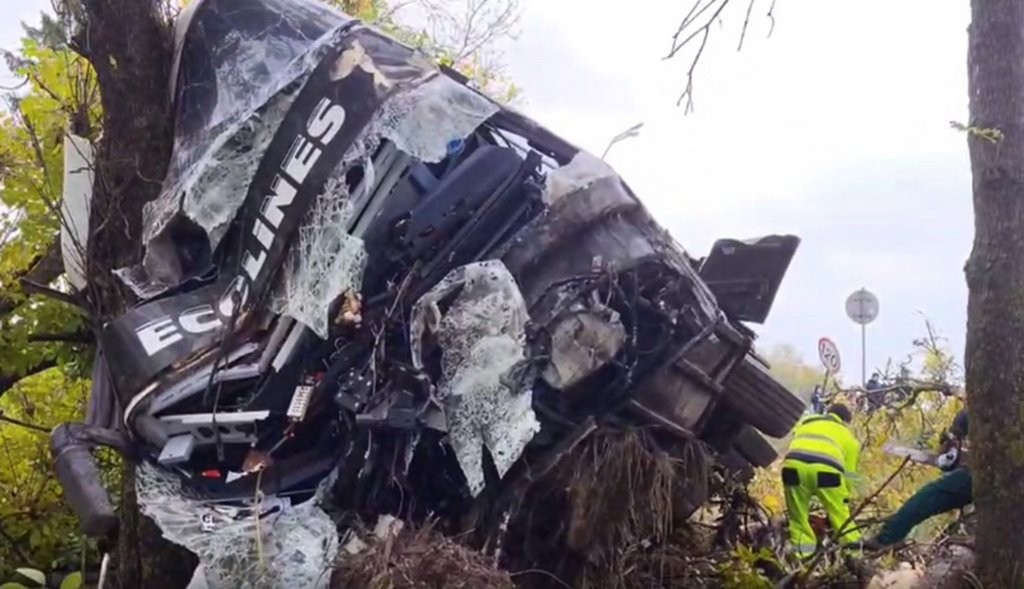 Массовая авария на трассе Р1: пассажирский автобус в кювете, по меньшей мере 15 человек пострадало