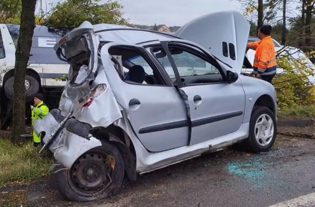 Массовая авария на трассе Р1: пассажирский автобус в кювете, по меньшей мере 15 человек пострадало