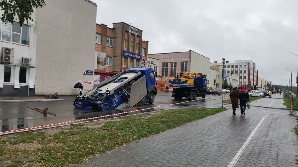 Грузовик глубоко провалился под землю прямо на проезжей части