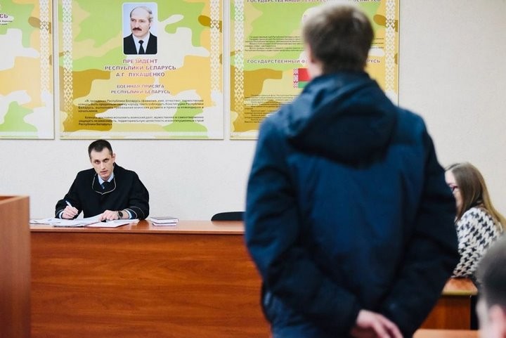 В Беларуси показательно судили парня за уклонение от призыва