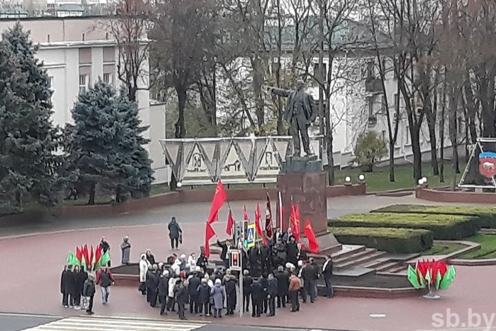 Несколько десятков человек собрал митинг, который прошел в Бресте у памятника вождю пролетариата В.И. Ленину.