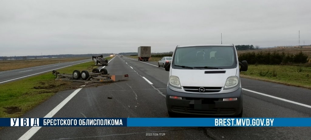 В Брестской области Peugeot врезался в Opel, который вез на лафете Ford