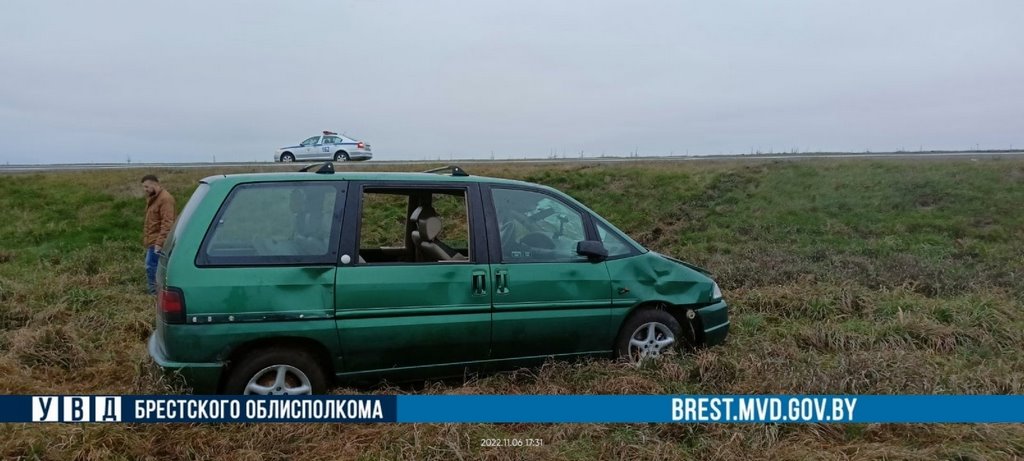 В Брестской области Peugeot врезался в Opel, который вез на лафете Ford