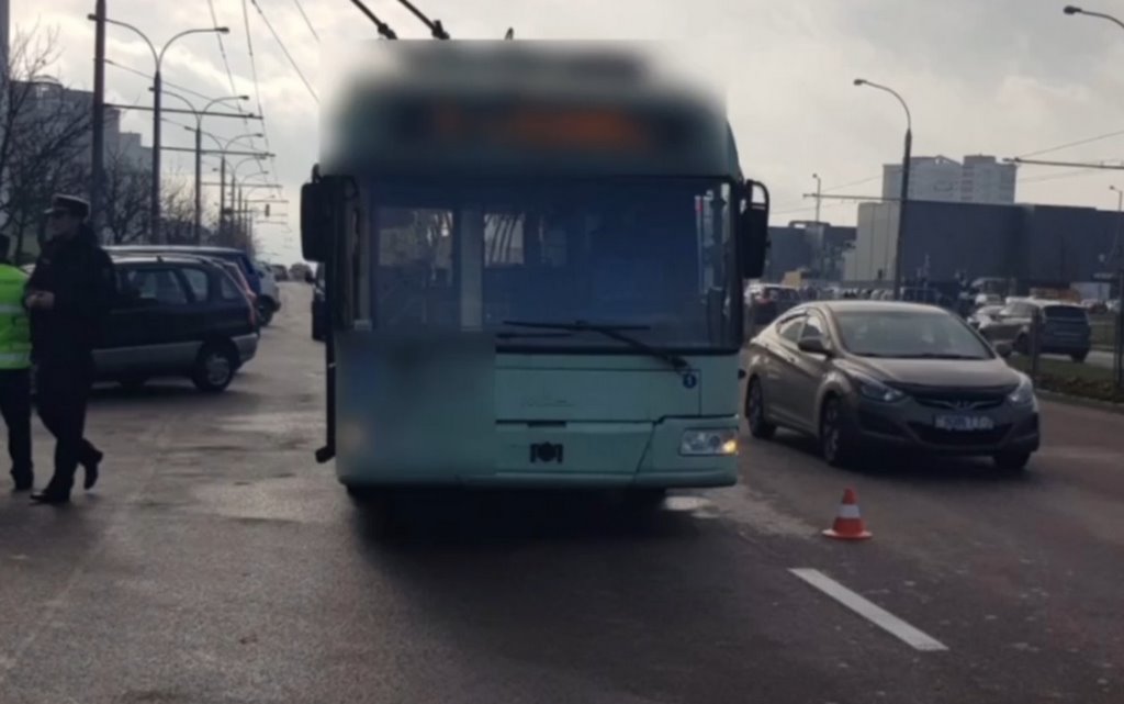 В Минске троллейбус, избегая аварии, резко затормозил. Пассажир упал в салоне и погиб