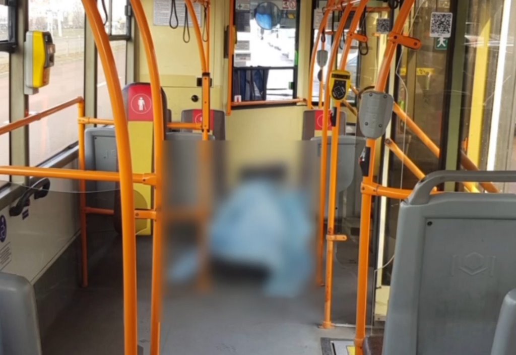 В Минске троллейбус, избегая аварии, резко затормозил. Пассажир упал в салоне и погиб