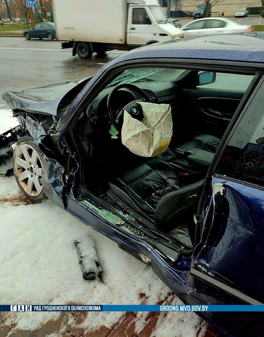 Молодой водитель BMW в заносе улетел в угол дома в Гродно. У него несколько переломов