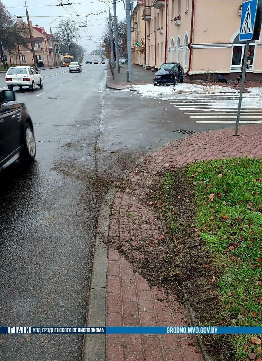 Молодой водитель BMW в заносе улетел в угол дома в Гродно. У него несколько переломов