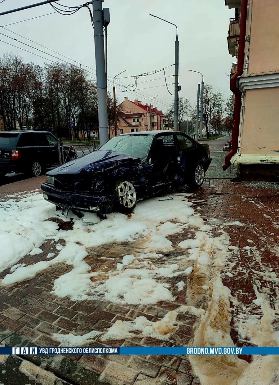 Молодой водитель BMW в заносе улетел в угол дома в Гродно. У него несколько переломов