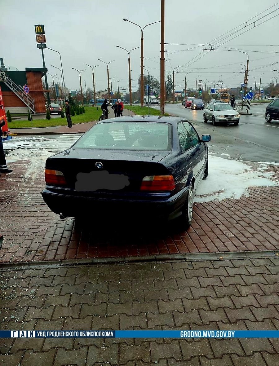 Молодой водитель BMW в заносе улетел в угол дома в Гродно. У него несколько переломов