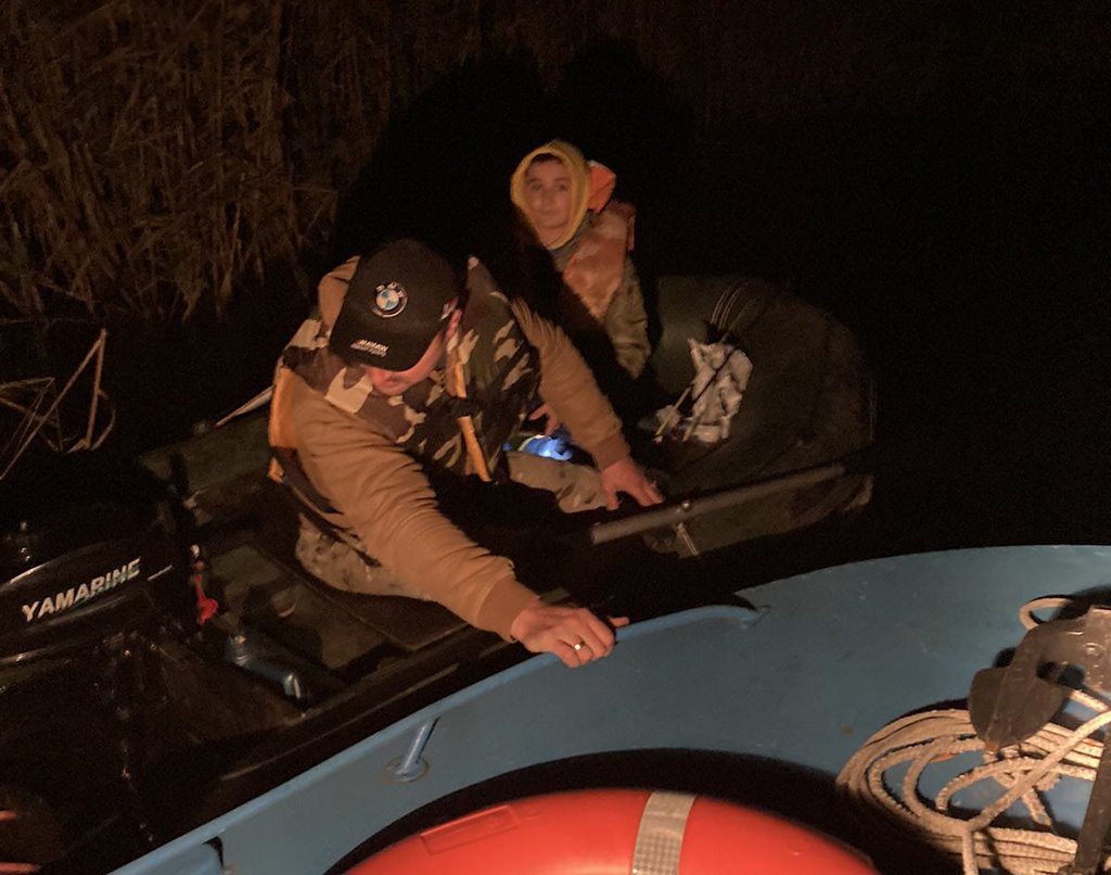 Случай в Брестской области: у рыбаков сломался лодочный мотор - пришлось спасать