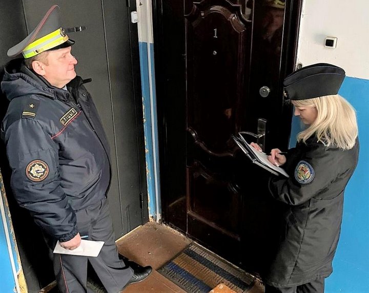 ГАИ и судебные исполнители пришли к должникам домой и забрали 41 рубль и телевизор