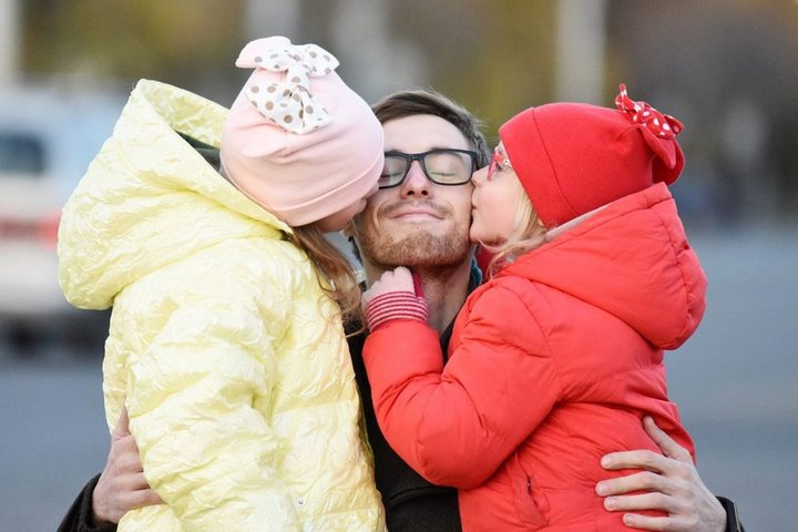 «Не хотел быть воскресным папой». История белоруса, который один воспитывает двух дочерей