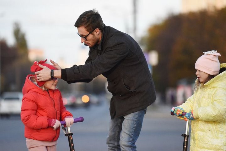 «Не хотел быть воскресным папой». История белоруса, который один воспитывает двух дочерей