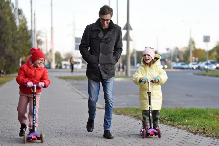 «Не хотел быть воскресным папой». История белоруса, который один воспитывает двух дочерей