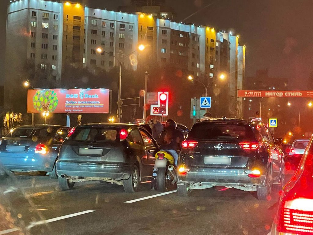 В Минске мотоциклист застрял между машин на светофоре