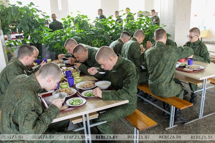 От подъема до отбоя: как проходят дни новобранцев в воинской части Березовского гарнизона