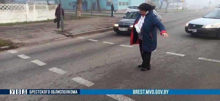 Автомобиль сбил женщину на переходе в центре Барановичей