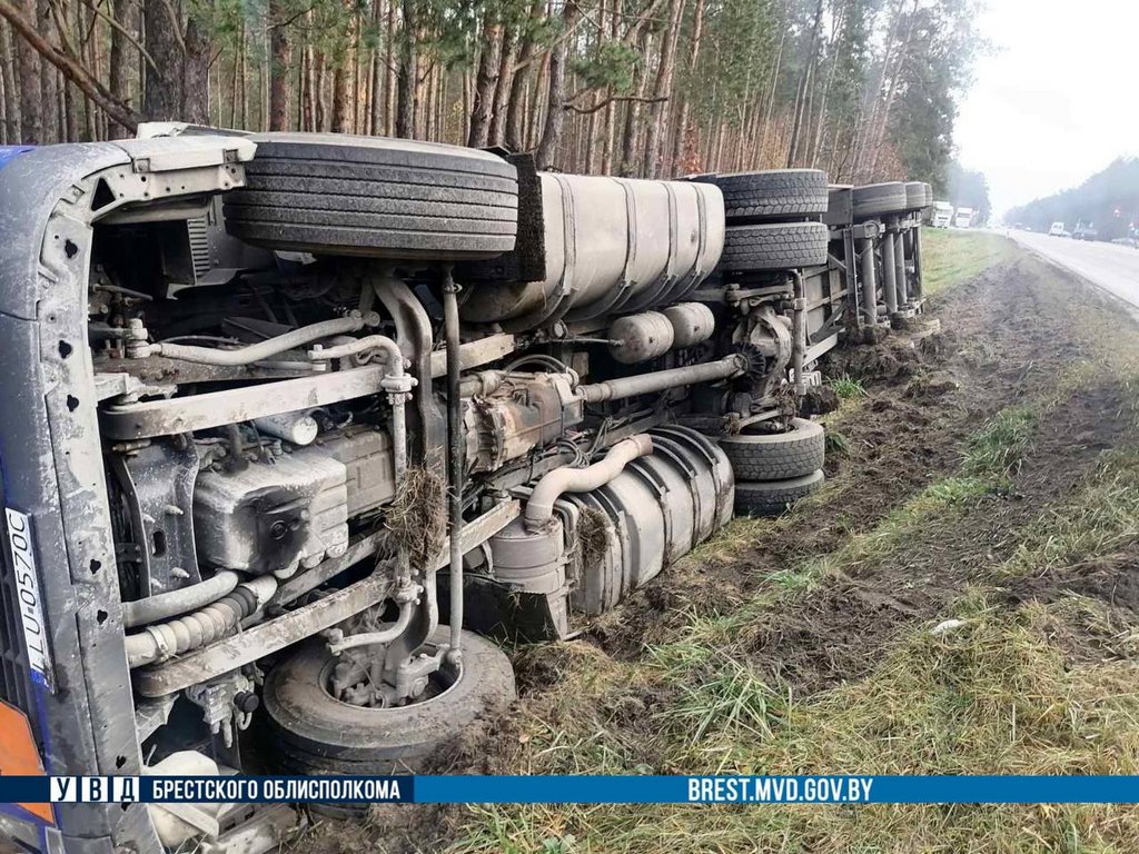 В Брестском районе фура съехала в кювет