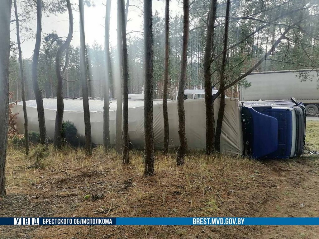 В Брестском районе фура съехала в кювет