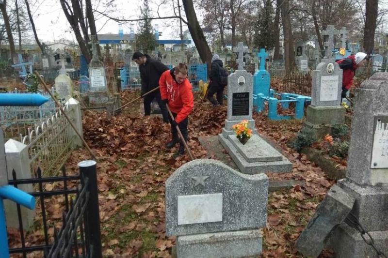 Учащиеся Брестского колледжа транспорта и связи отправились на кладбище, чтобы принять участие в экологической акции