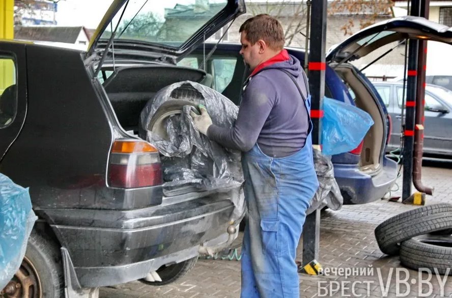 Брестские водители потихоньку «переобувают» своих «железных коней»