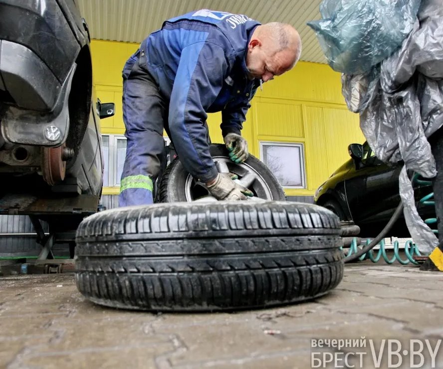 Брестские водители потихоньку «переобувают» своих «железных коней»