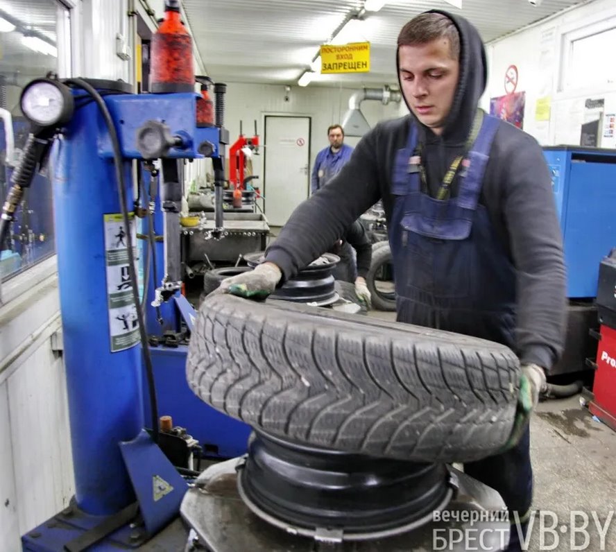 Брестские водители потихоньку «переобувают» своих «железных коней»