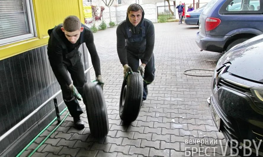 Брестские водители потихоньку «переобувают» своих «железных коней»