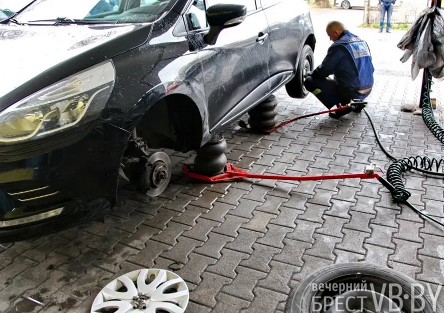 Брестские водители потихоньку «переобувают» своих «железных коней»